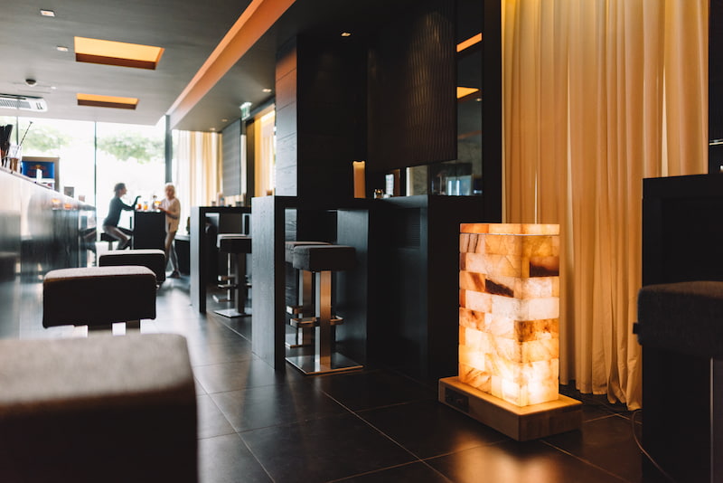 Vitalofen mit Salzlicht im Innenraum