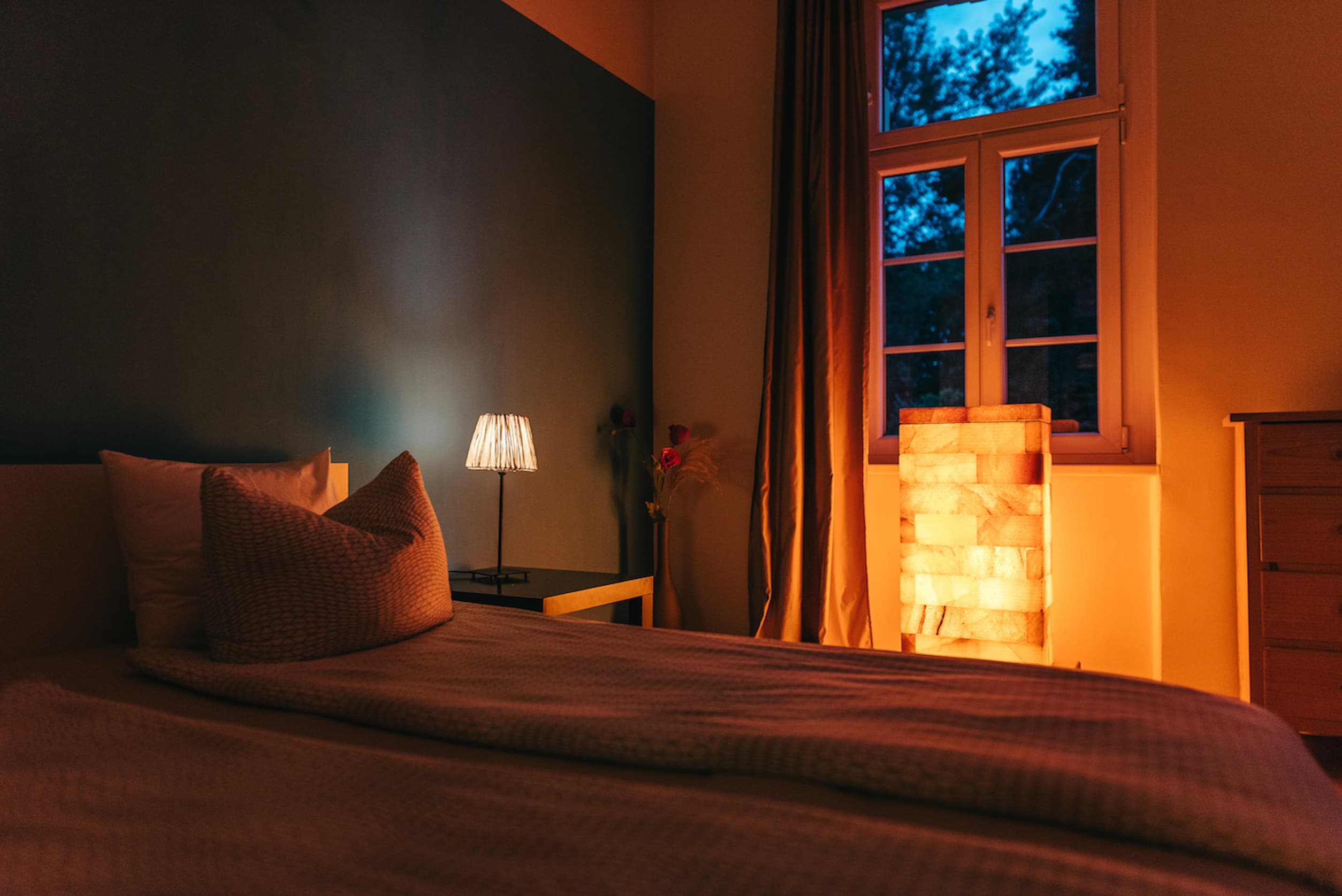 Vitalofen mit warmem Salzlicht im Schlafzimmer