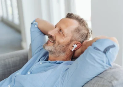 Mann hört entspannt Musik