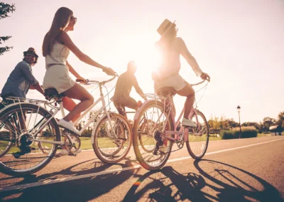 Zwei Männer und zwei Frauen fahren Fahrrad auf einer Straße